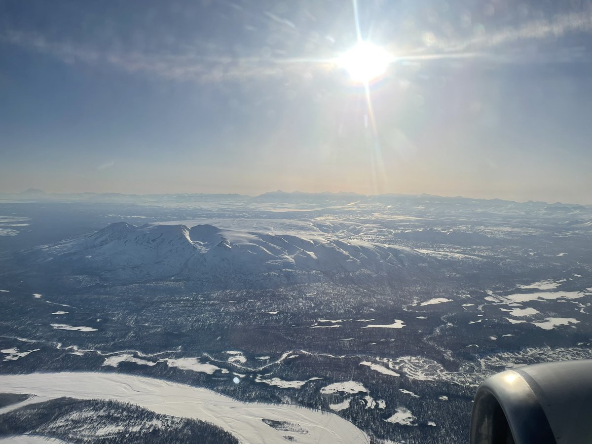 arcticMACK's tweet photo. Wow @AlaskaAir next time warn the PAX when deciding to take such a touristy &amp; non-routine flight path. Most of us fly frequently BRW-ANC and thought we were going to crash multiple times! I even messaged an FAA Inspector. 🤦🏼‍♀️ 💆🏼‍♀️ #iFlyAlaska https://t.co/14L2CyVrk0
