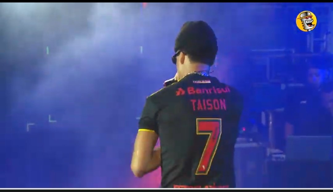 osgurisdors's tweet photo. L7nnon fazendo show com a camisa do Inter e com o nome do taison
#podpah https://t.co/og6MxXG6CI