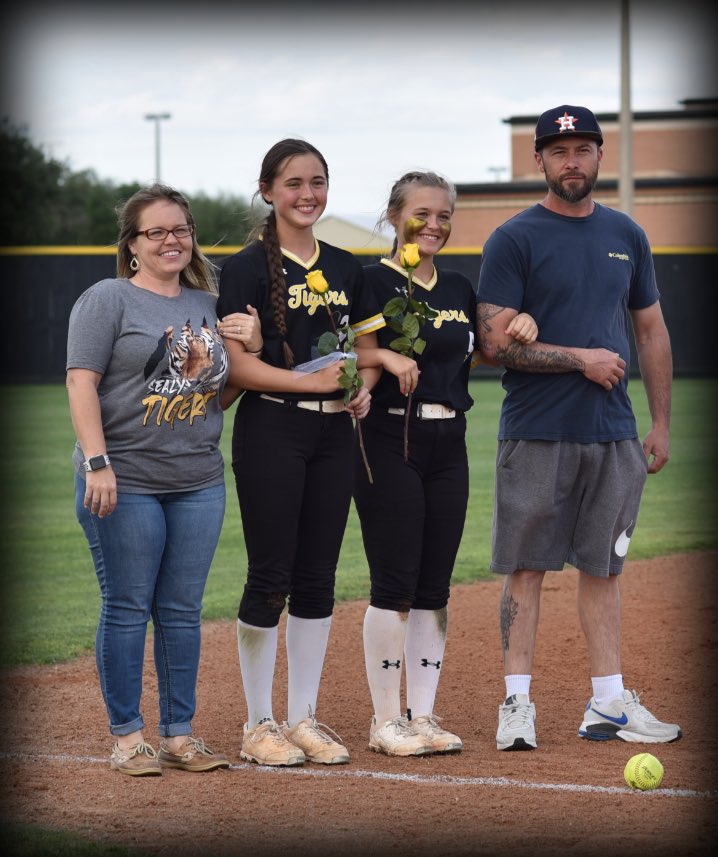 HaylieEder's tweet image. Had a game on Tuesday and went 2 for 3 hitting along with parent night, so grateful for all that they do for me. @HustleFastpitch @HustleSTX @IHartFastpitch @CoastRecruits @SealyHigh @LegacyLegendsS1 @SBRRetweets @SoftballDown @ExtraInningSB #2025grad
