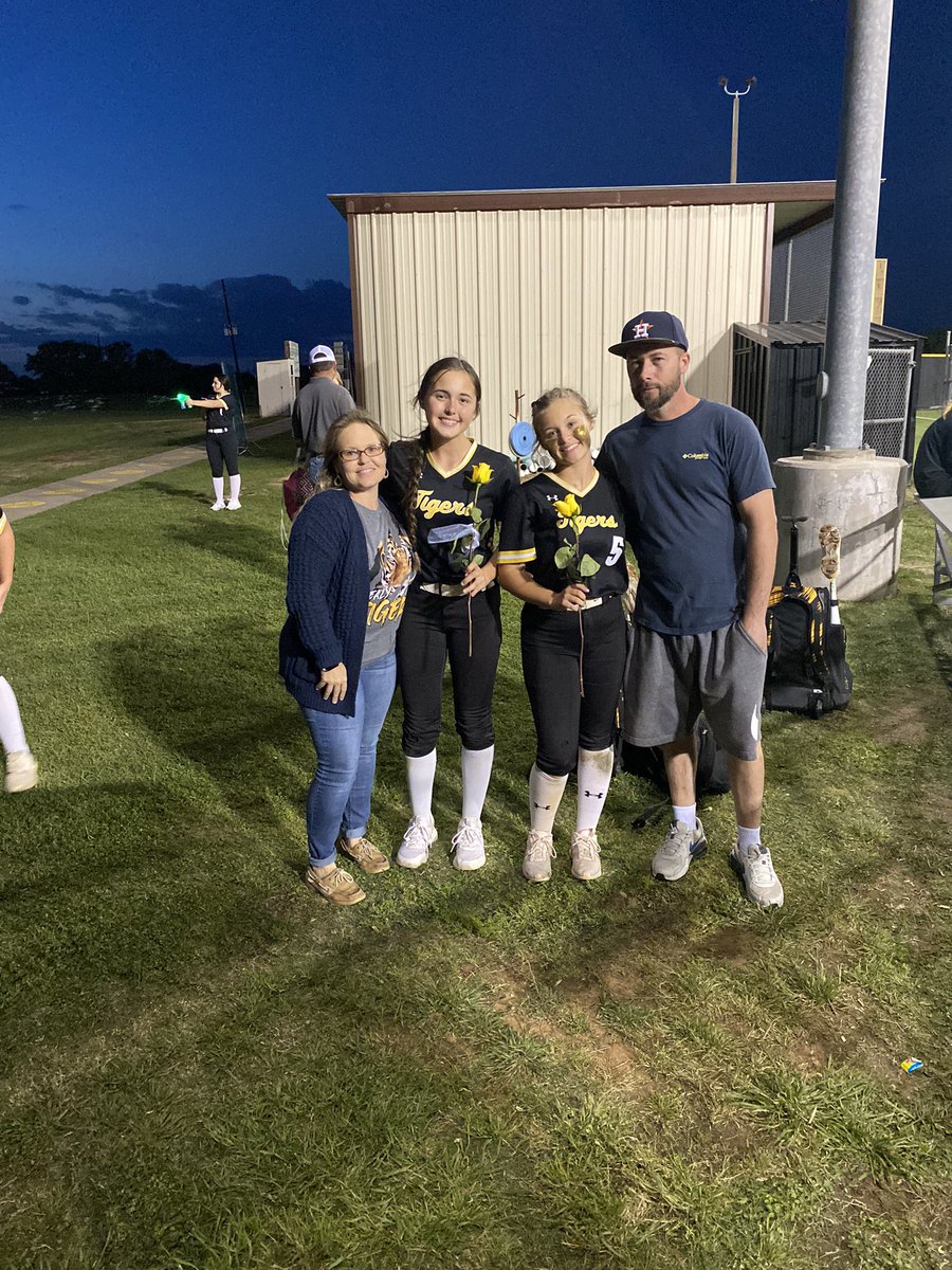 HaylieEder's tweet image. Had a game on Tuesday and went 2 for 3 hitting along with parent night, so grateful for all that they do for me. @HustleFastpitch @HustleSTX @IHartFastpitch @CoastRecruits @SealyHigh @LegacyLegendsS1 @SBRRetweets @SoftballDown @ExtraInningSB #2025grad