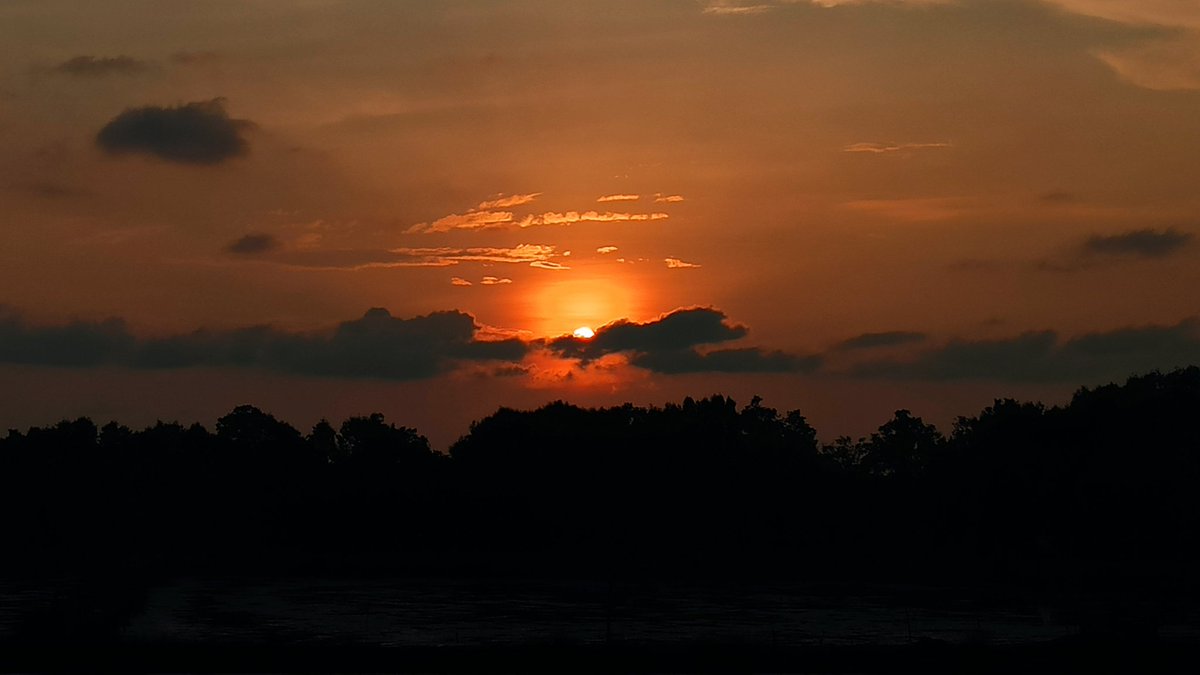 ZayneCal's tweet photo. "Fire" beyond the horizon https://t.co/GyoxSVQ5tG