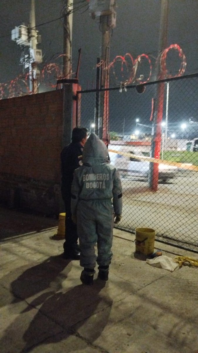abelzvega's tweet photo. Gracias @BomberosBogota en el lugar de trabajo controlaron un panal de abejas con una sola llamada y a la hora la pronta atención evito un accidente felicitaciones señores bomberos https://t.co/ZKcH4VMaYu