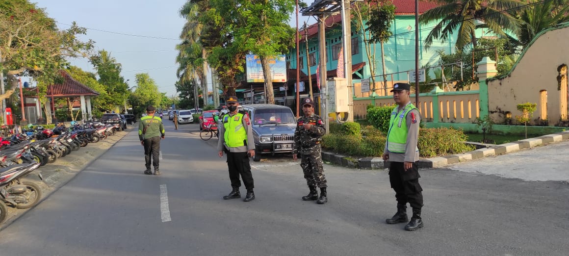 GunRomli's tweet photo. Banser ikut terlibat menjaga pelaksanaan Shalat Id hari ini yang dilakukan jemaat Muhammadiyah di Karanganyar Kebumen Jateng. Banser hari ini tetap puasa, karena Lebarannya baru besok. #Toleransi #JagaNKRI https://t.co/aoaCtam6OB