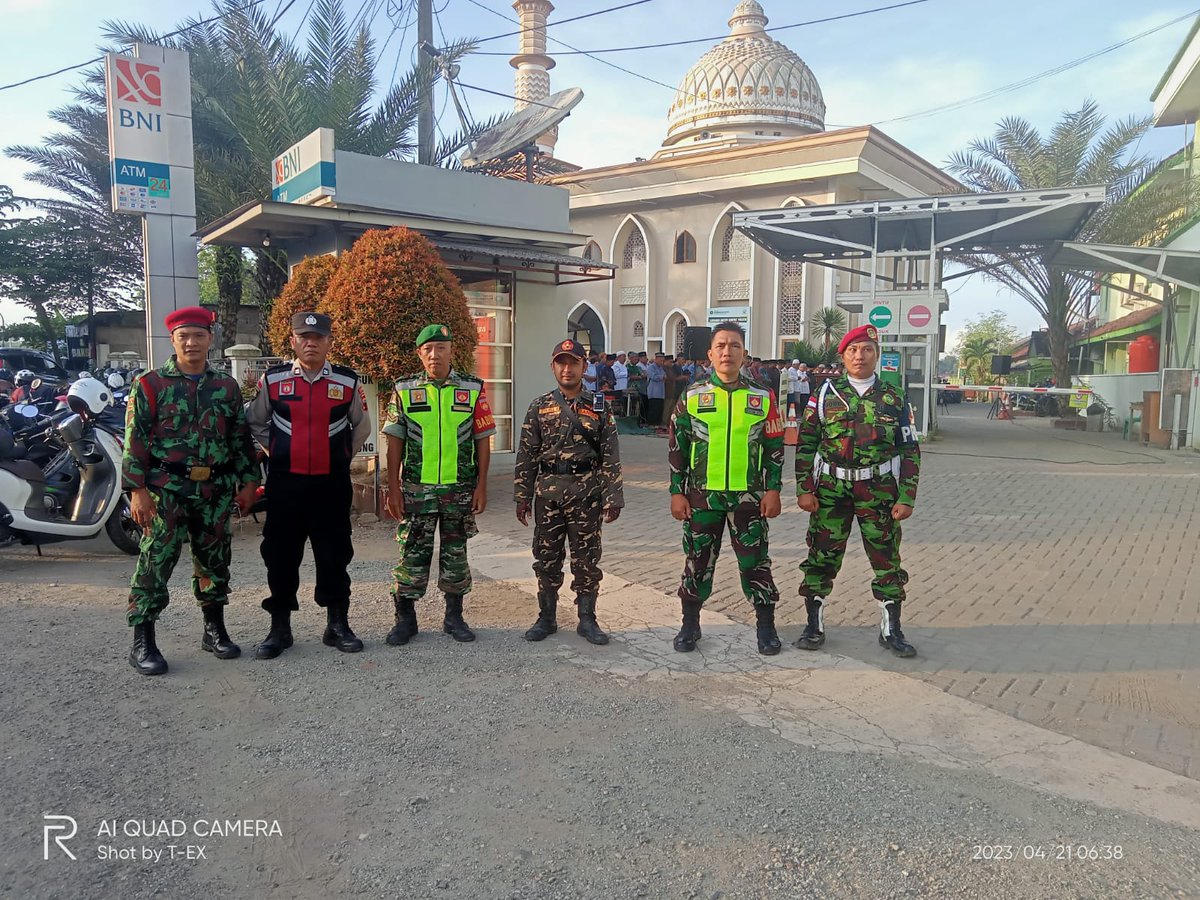 GunRomli's tweet photo. Banser ikut terlibat menjaga pelaksanaan Shalat Id hari ini yang dilakukan jemaat Muhammadiyah di Karanganyar Kebumen Jateng. Banser hari ini tetap puasa, karena Lebarannya baru besok. #Toleransi #JagaNKRI https://t.co/aoaCtam6OB