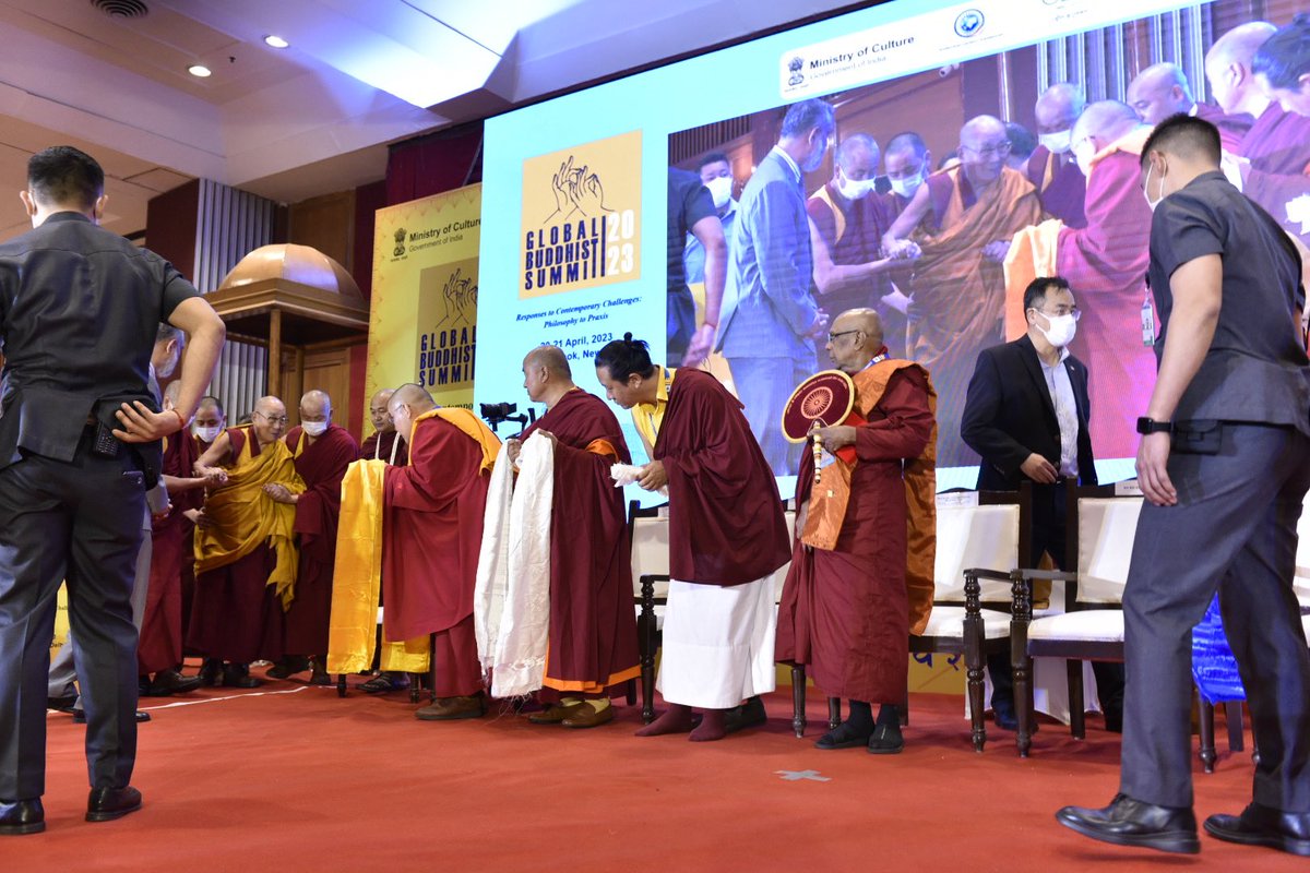 His Holiness the 14th Dalai Lama attends the morning session of last day of two days Global Buddhist Summit in Delhi on 21 April 2023. youtube.com/live/5UkQqR3Ir…