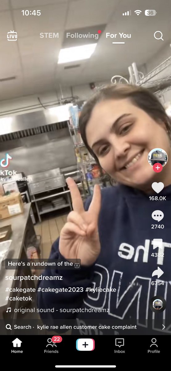 babydaddyfifi's tweet image. is anyone else’s fyp full of #cakegate ?? honestly it’s getting to be a lil redundant