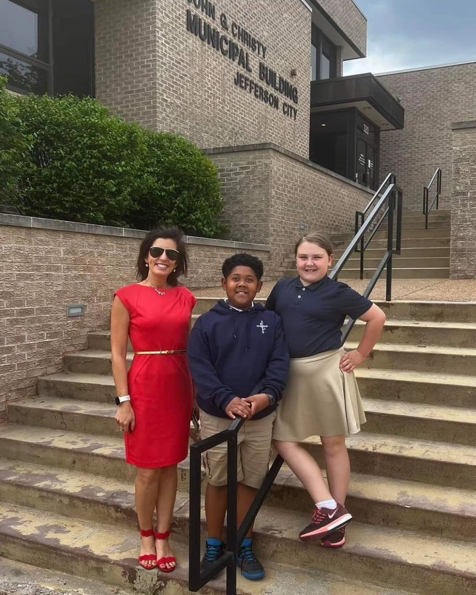CarrieTergin's tweet photo. One of my favorite things was giving tours of the Mayor's Office, the #PeoplesOffice and I gave my last one yesterday. I loved having students show an interest in learning about their local government and what a mayor can do! #JCMO #MayorTergin #SelfiewiththeMayor #FutureMayor ❤️ https://t.co/tNkbL83fLQ