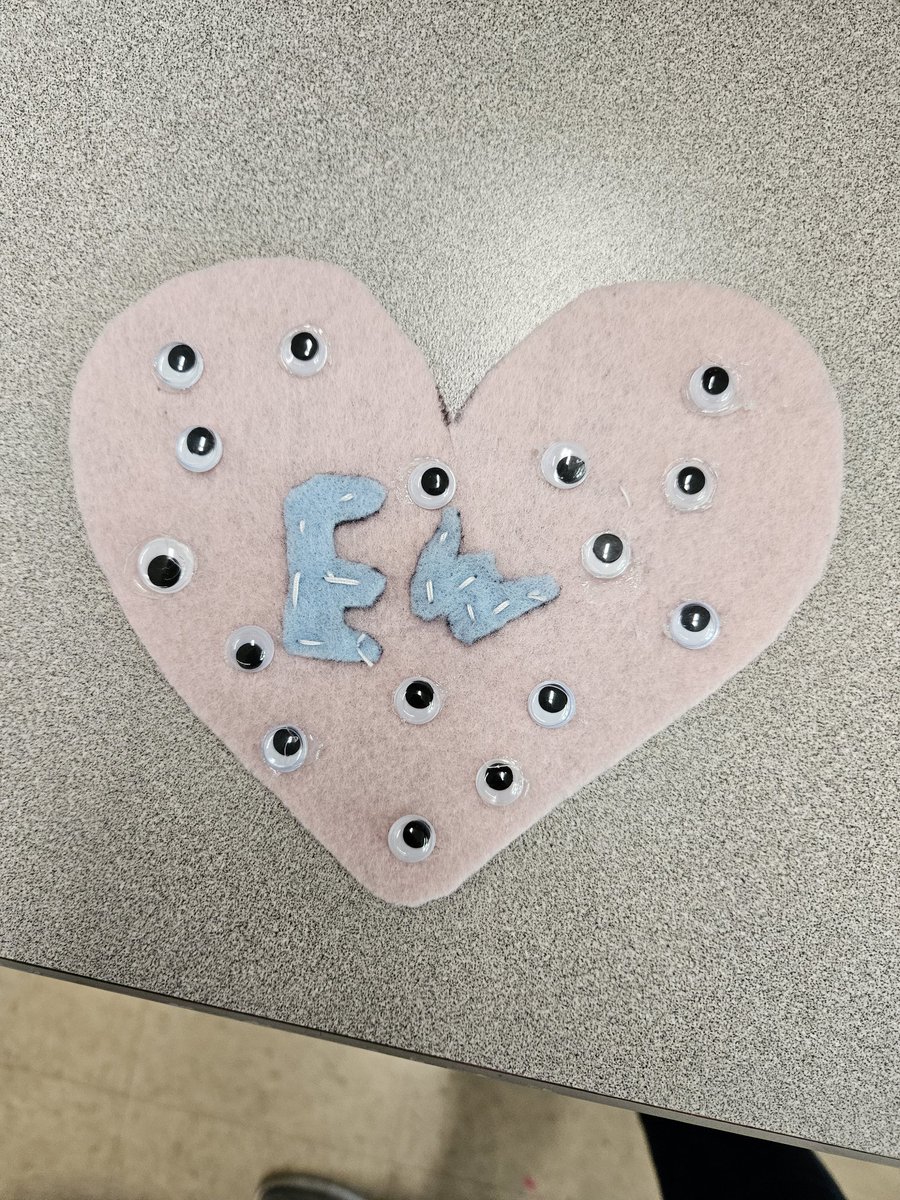 ArtwithBoever's tweet photo. More wonderful sewing projects! #middleschoolart @SennThomasMS https://t.co/VRv126I5WP