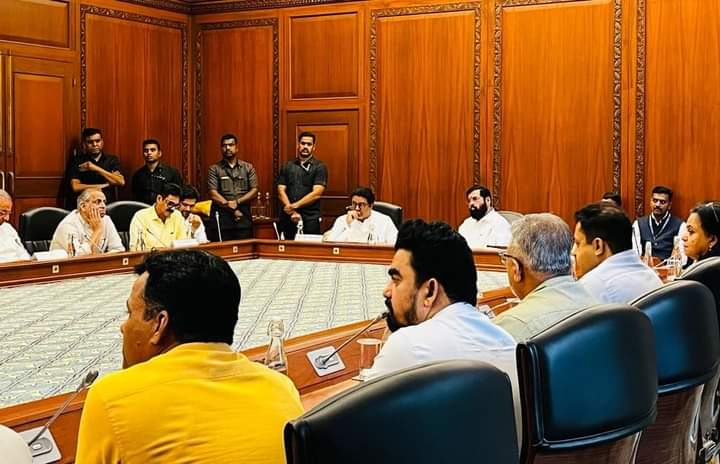 आदरणीय राजसाहेब ठाकरे यांनी घेतली मुख्यमंत्री एकनाथ शिंदेची भेट..
नवी मुंबईतील सिडको सोडतधारकांचा प्रश्न मा.राजसाहेब ठाकरेंनी मांडला..
८ हजार मराठी कुटुंबांच्या घरांच्या प्रश्नासाठी मा.राजसाहेबांचा पुढाकार..

#CidcoOverPricedHomes