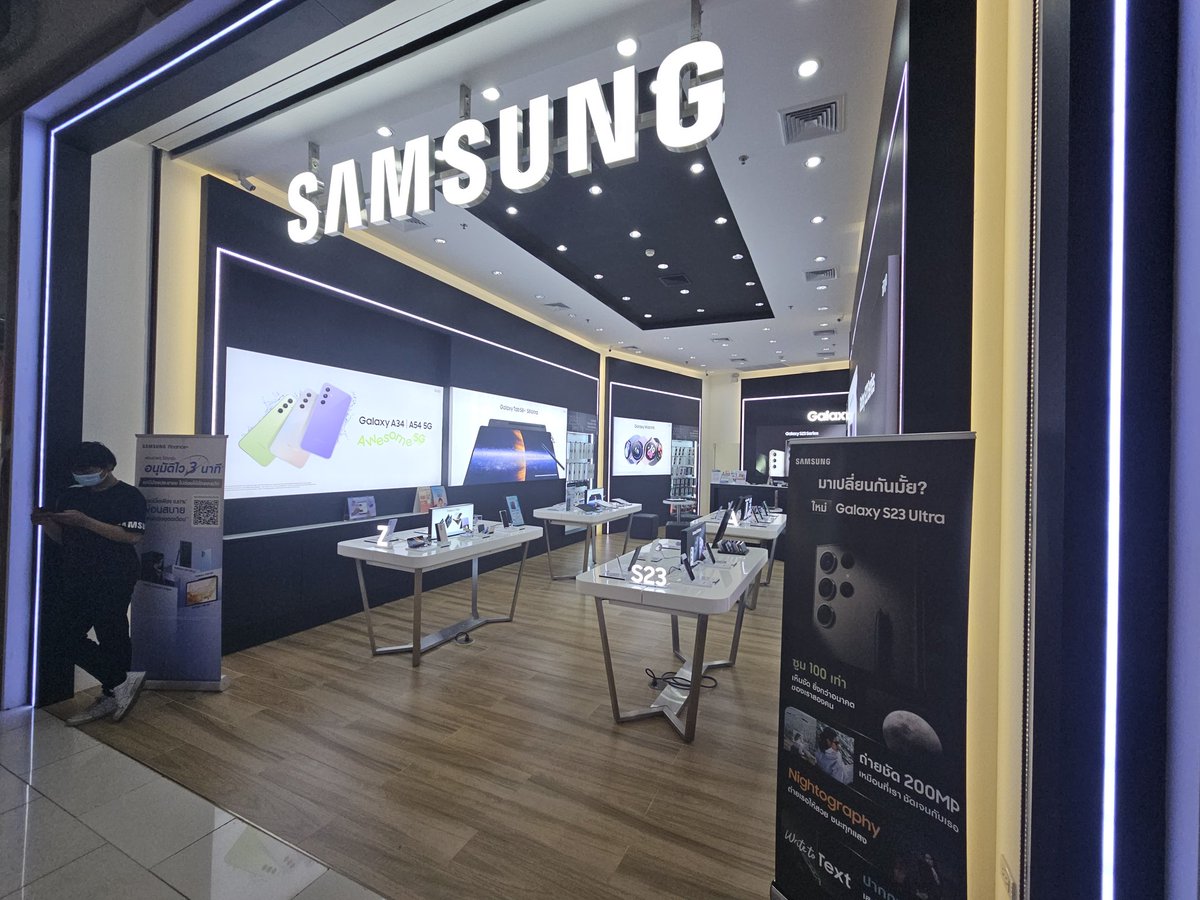 Rjey on Twitter "Empty Samsung Store in Bangkok"