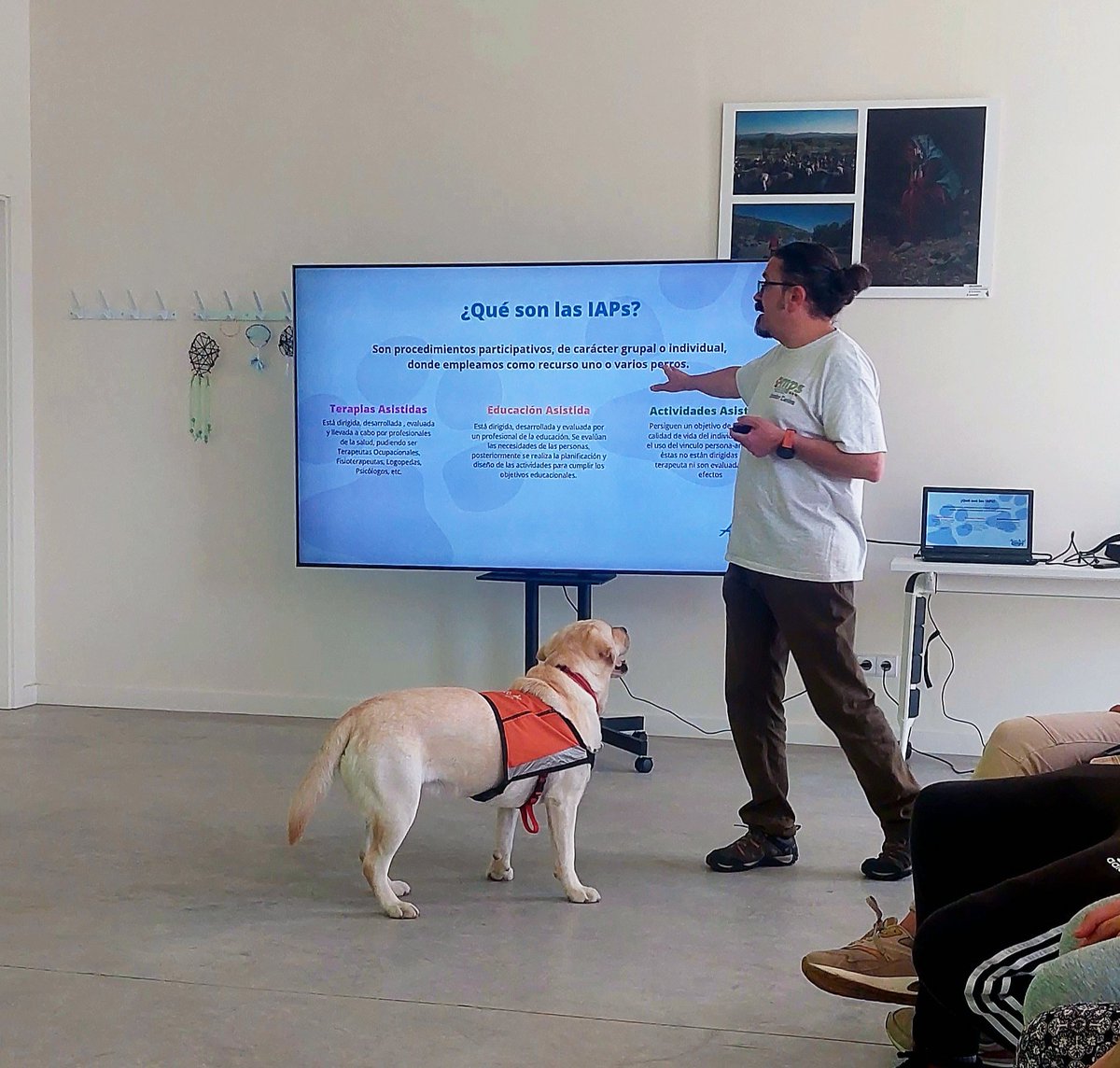 MiPerro_Sabe's tweet photo. El pasado sábado 15 de abril, estuvimos en el Centro Juvenil Pipo Velasco, en el distrito Usera d Madrid, realizando un taller d Introducción a las Intervenciones Asistidas con Perras. Nos acompañaron India y Ayla. Aprovechamos la ocasión para hablar de @accionsocialmiperrosabe https://t.co/vISJDe4pgb