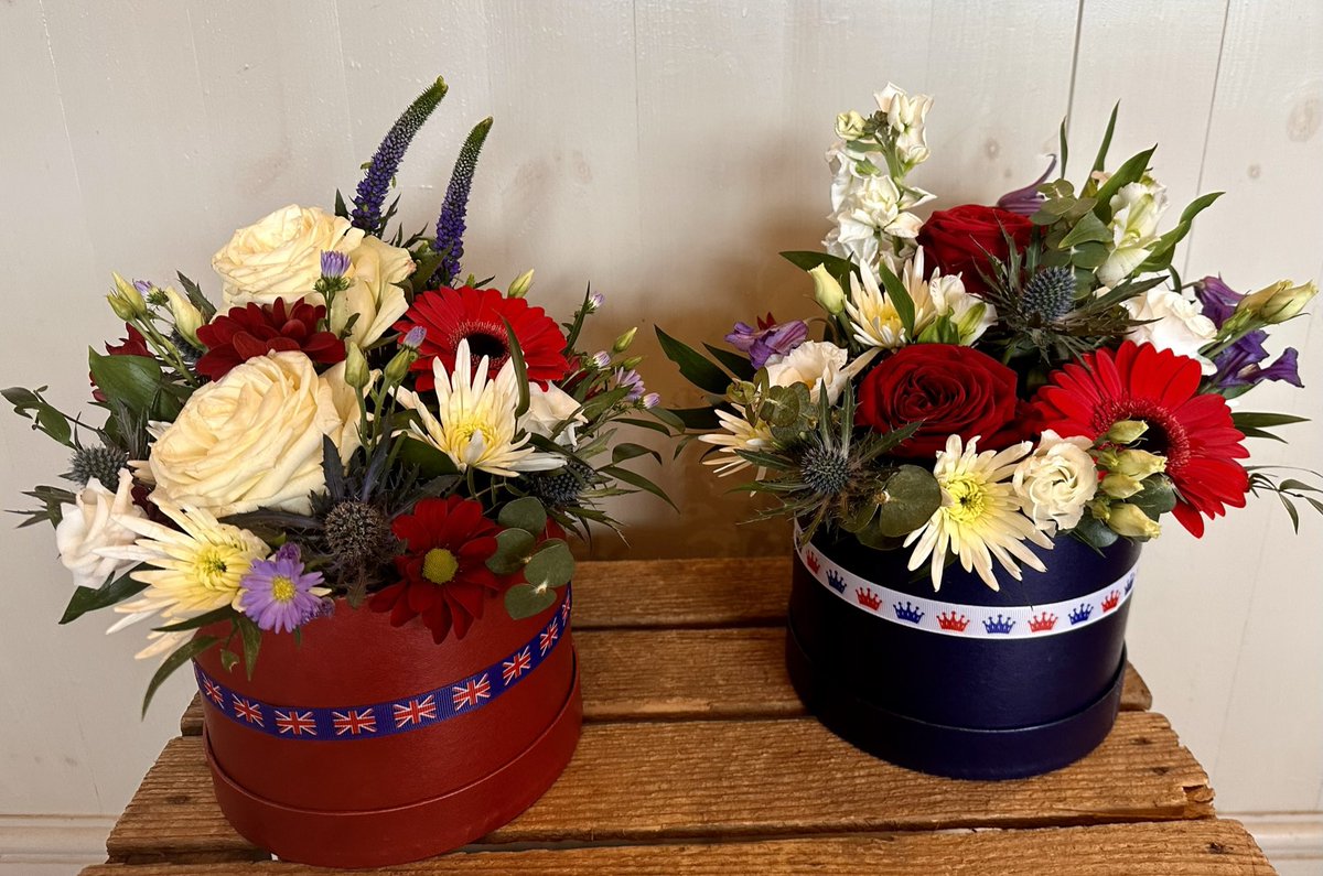 With the kings coronation only a few weeks away. Why not celebrate the weekend with a gorgeous hat box of flowers. 
Ideal to decorate a table, the home. To enjoy yourself or give as a gift.

Made with the kings ideals of a more sustainable living.

#coronationgift #hatboxflowers