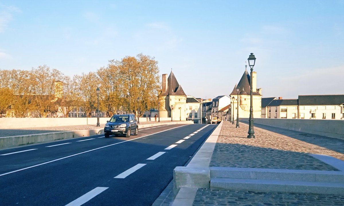 ❇️ A #Chatellerault le Pont Henri IV réouvre ce matin après plusieurs mois de travaux. Une magnifique rénovation portée par le <a href="/departement86/">Département de la Vienne</a> ! Merci aux équipes et aux entreprises mobilisées sur cet ouvrage d’art et à tous nos partenaires. 
📆 ✂️ Inauguration le 27 Mai prochain