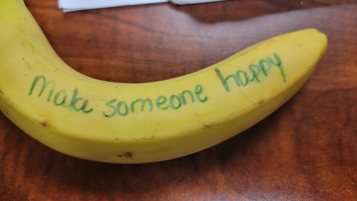 MontesGenessee's tweet photo. THANK YOU, Jag Cafeteria, for writing special notes on our Jags bananas for breakfast! Our kids loved the messages right before testing and on Banana Day! 💜💛 #mpsinspire  @mpsaz @MPSFoodServices https://t.co/SkLdn7TiJl