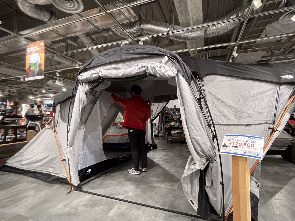 ishii_links_umd's tweet photo. 本日から期間限定でTHE NORTH FACE≪2023年モデルのテント≫の展示販売会スタート❗️
普段は見られない大型テントも展示中。
中に入って、広さや高さを体感頂けます。
期間:4/21(金)~5/14(日)
#ノースフェイス #thenorthface #石井スポーツリンクス梅田店
#NAUTILUS #LANDER #EVABASE #EVACARGO https://t.co/5EUlCB5AKA