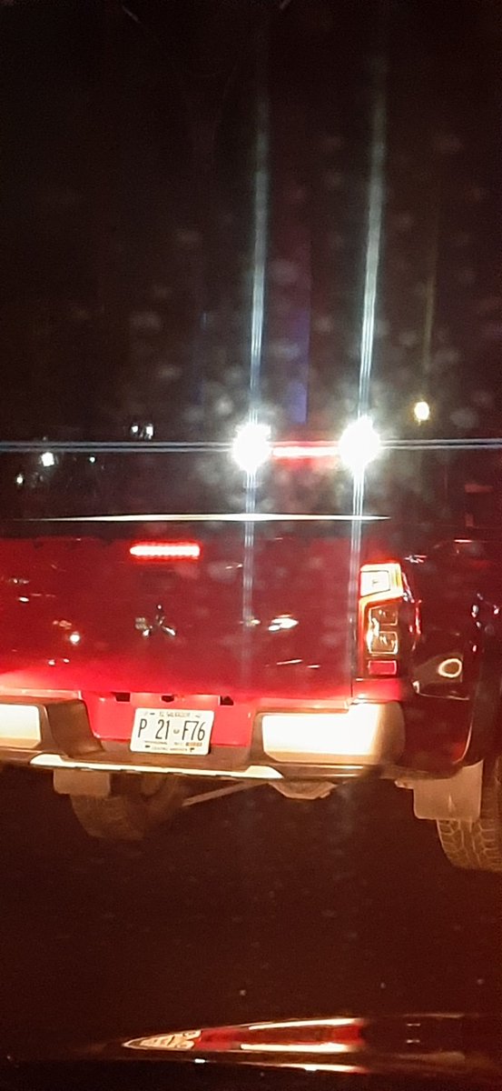 Luces traseras de este tipo, barras led, luces con ritmo (no las intermitentes) deben ser rigurosamente prohibidas y con inraccion grave por el inminente riesgo de causar accidentes.

Confunden y desorientan a los demás conductores.