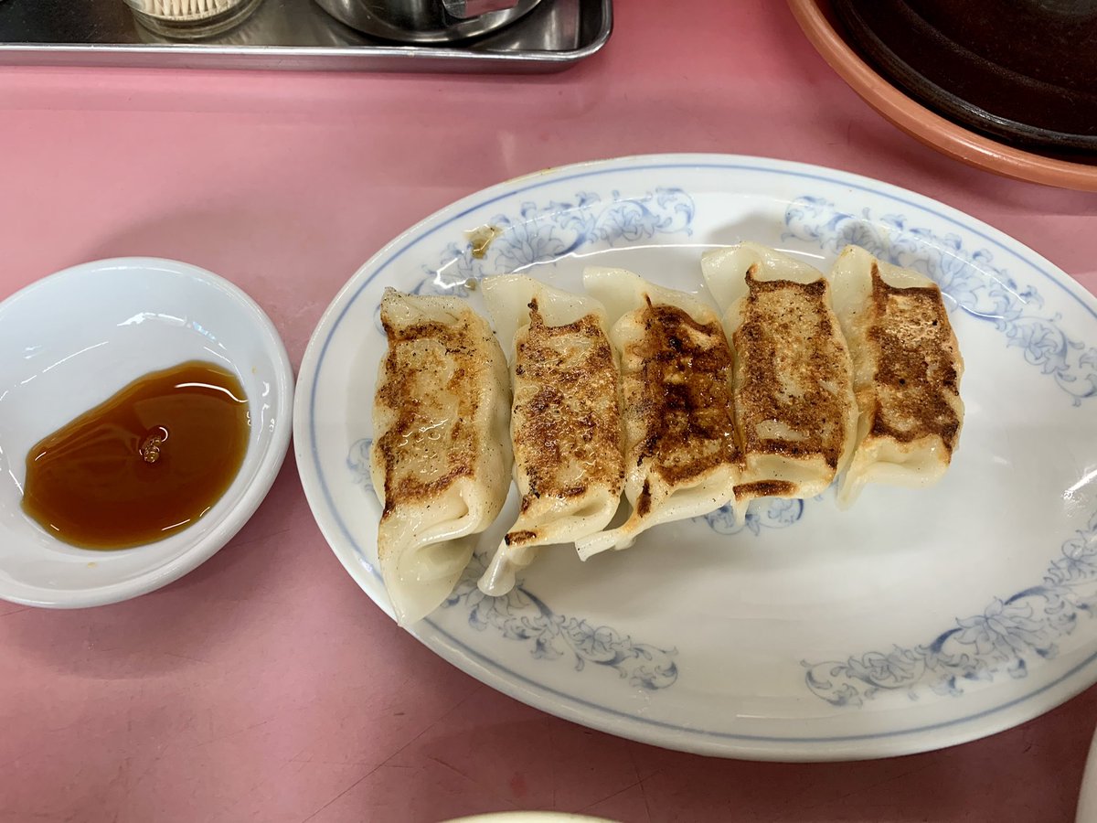 福岡県遠賀郡水巻町立屋敷。
ラーメンとん太水巻店。
カレーラーメン辛ネギトッピングの餃子セット。
たっぷりのトッピングがうれしい。
セットの餃子も5個。