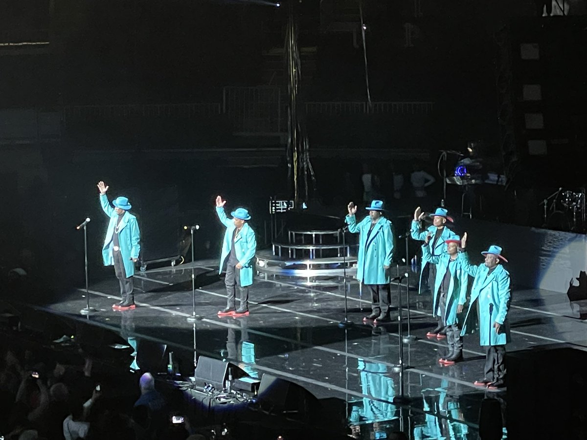 Chantelle617's tweet photo. So sad to be missing #TheLegacyTour tomorrow. We have been to every show since we been together and even before then the #NEHeartbreak at the Garden as kids. Recession is hittin though 💁🏽♀️ Hoping @617MikeBiv #sportyrich releases tour merch online soon. Congrats Boston fam 👌🏼 https://t.co/0Ve8egkmVJ