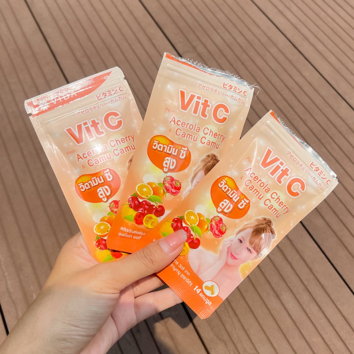 reviewstylegg's tweet photo. กลับจากทะเลรีบมากู้ผิวด่วนๆ ☀️✨ แดดคือแรงจนผิวไหม้ นอกจากจะทากันแดดแล้วนี่ต้องทานอาหารเสริมคู่ไปด้วยเพราะช่วยได้เยอะ ทาน vida vit c ซองนี้เลยกู้ผิวแบบเร่งด่วนคือกินไปเลย 2 แคปซูล ผิวหมองๆ กับมาเนียนใสขึ้นจากตอนแรก นอกจากดูแลผิวคือช่วยเสริมภูมิคุ้มกันไปด้วยซองละแค่ 49 บาทดีมาก 🫶 https://t.co/u5K5iwPy6V