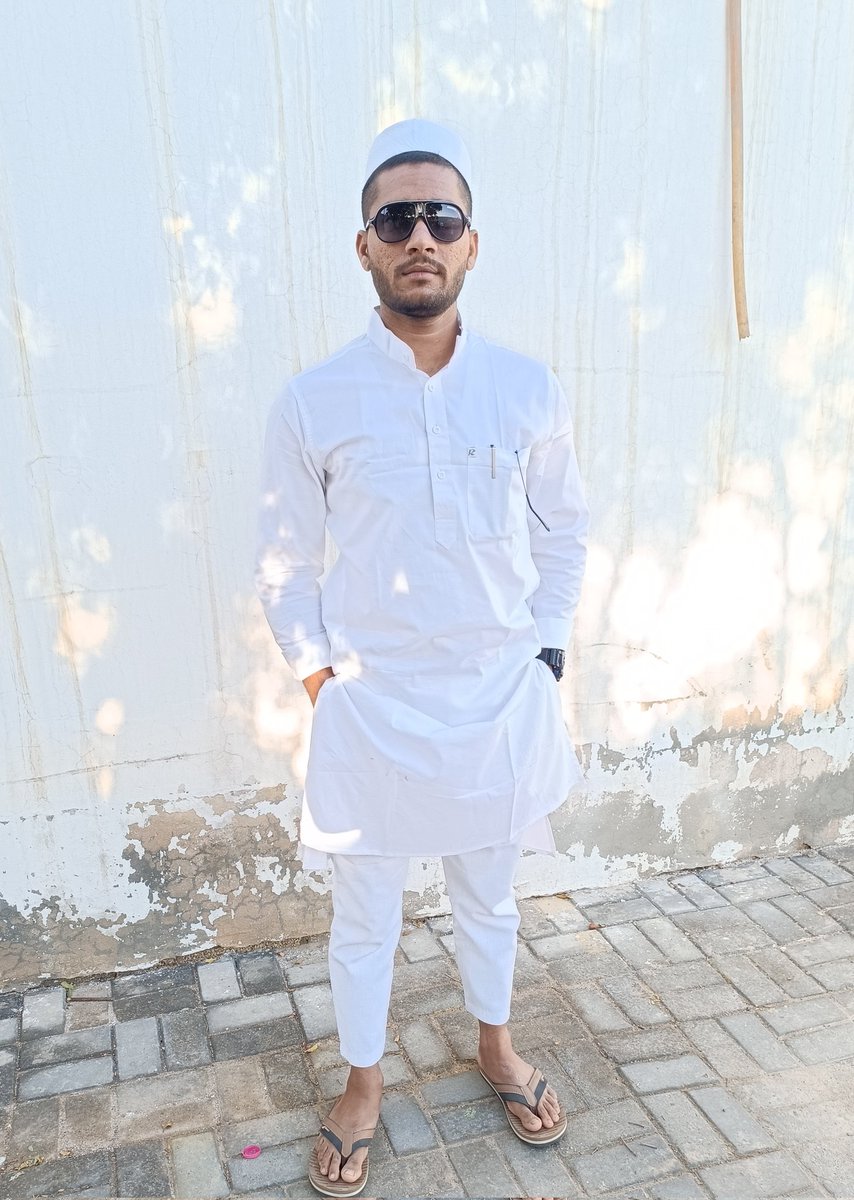 moazzamsheikh97's tweet photo. गांव ,घर की ईद को खूब याद करते हुए दिल गंमगीन हो जाता है।
ईद कपड़ों से नही अपनो से होती है।
खैर तमाम प्रदेशीयों की तरफ़ से ढेर सारी मुबारकबाद ।
#abroadlife
#eidulfitr2023
#eidmubarak
#saudiarabia
#riyadh
#Simplecity https://t.co/PFAAWFPqch