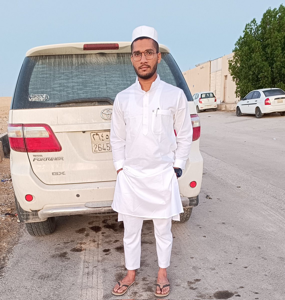 moazzamsheikh97's tweet photo. गांव ,घर की ईद को खूब याद करते हुए दिल गंमगीन हो जाता है।
ईद कपड़ों से नही अपनो से होती है।
खैर तमाम प्रदेशीयों की तरफ़ से ढेर सारी मुबारकबाद ।
#abroadlife
#eidulfitr2023
#eidmubarak
#saudiarabia
#riyadh
#Simplecity https://t.co/PFAAWFPqch