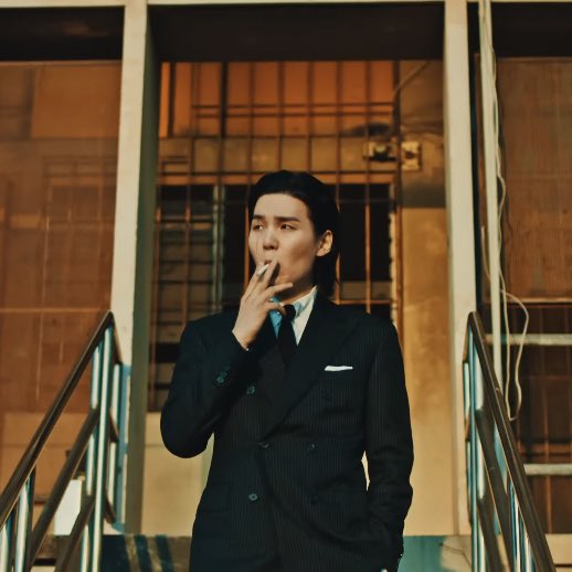 มังกรเหรอป๊า มังกรแล้วไง ป๊ากลัวอะไรมัน ป๊าคือมินยุนกิ เทพเจ้าเสือขาว อั๊วคืออากัสดี หมาป่าฤดูหนาวที่ดุร้ายที่สุด ที่นี่คือถิ่นเราป๊า ภูเขาแถบนี้เราคือราชา