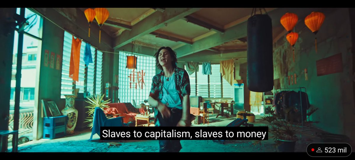 yoohvie's tweet photo. "ESCRAVOS DO CAPITALISMO, ESCRAVOS DO DINHEIRO" KARL YOONGI MARX VC É GIGANTESCO #YOONGI #AgustD_DDAY https://t.co/MYsBFjaukI