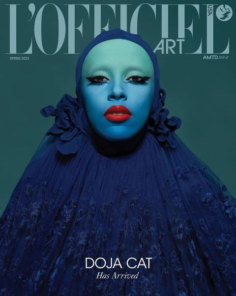 RayferTuBebe's tweet photo. Doja Cat en un fantasía surrealista azul en la portada de L'Officiel Art #THEARTISSUE en su edición de primavera 2023, toda el fashion statement que me encanta, me sirvió MODA
Fotografía de Greg Lothes
Estilismo de Bretta Lannelson
Off-White https://t.co/VBQP31ZOvX