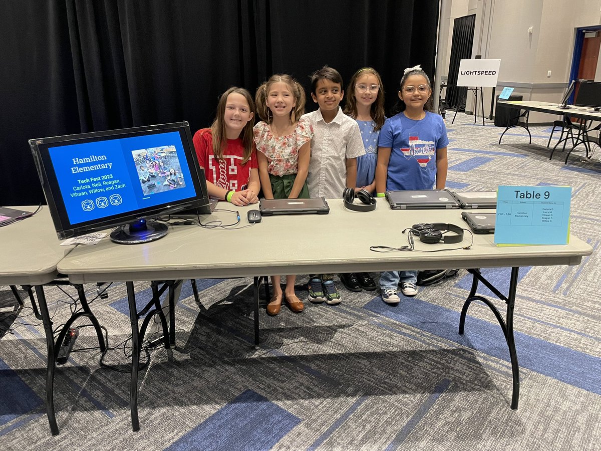 HESPrejeanPack's tweet image. Proud smiles after weeks of hard work. ❤️ 🦁 ❤️ @Hamilton_Lions @CyFairEdTech 
@makeymakey @WeVideoEdu @WeVideo #CFISDTechFest