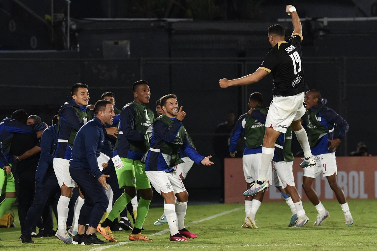 Clubarribaperu's tweet photo. FT: #Libertad 1-2 @ClubALoficial 
Un club PERUANO no ganaba de VISITA hace 30 partidos en Copa Libertadores (27 derrotas y 3 empates). El último triunfo peruano fuera de casa había sido S. Cristal ante Olimpia por 1-0 en 2019. Hoy, lo ha vuelto a hacer Alianza Lima ante Libertad. https://t.co/y81Yfevu33