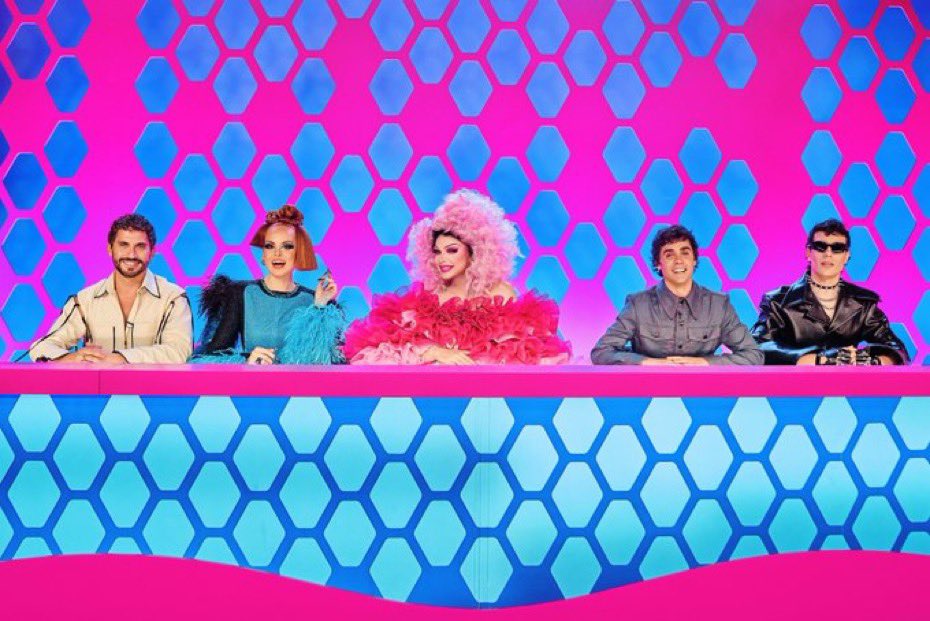 We’ve been rehearsing a song in Spanish in <a href="/atxgmc/">Austin Gay Men's Chorus</a> rehearsals for months, and when I watched the Season 3 premiere of <a href="/DragRaceEs/">Drag Race España</a> this evening, host Supremme de Luxe’s closing phrase suddenly sounded so familiar: “¿A quién le importa lo que yo haga?…” 😍 🇪🇸 💅🏻