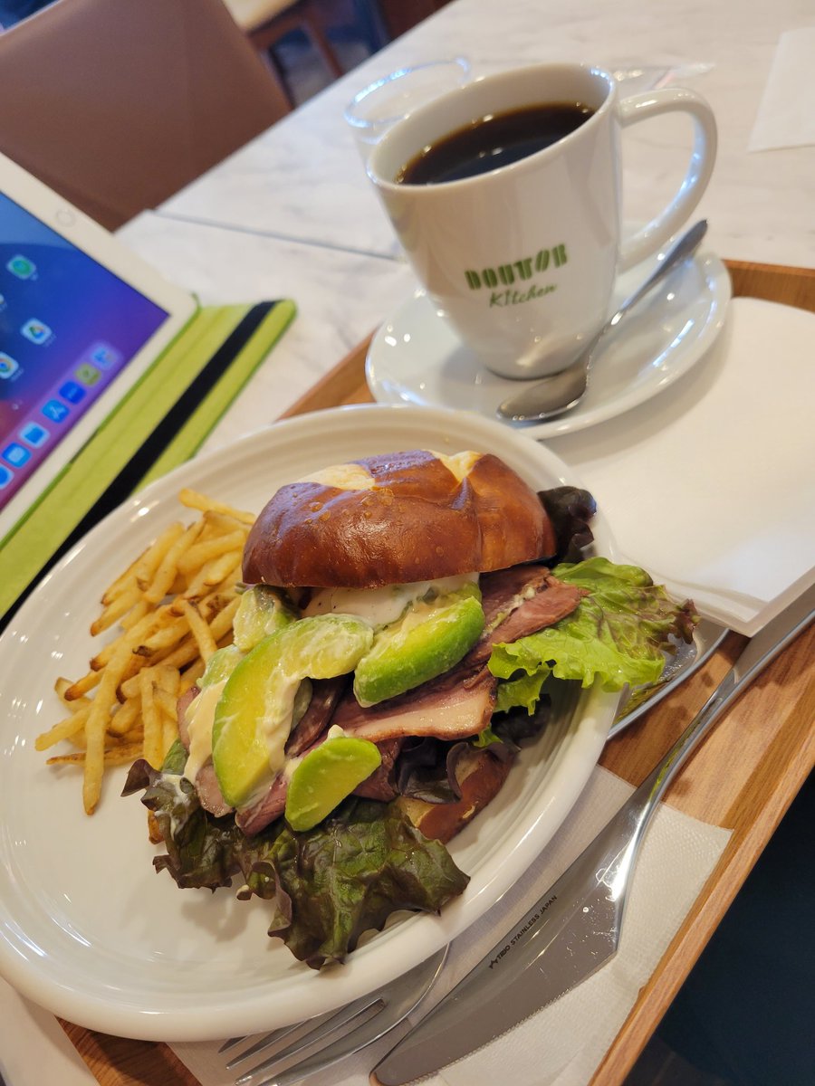 R5li7HGtXRHUrgm's tweet photo. #DOUTORKitchen
お昼ご飯にドトール来たら、DOUTORが生まれ変わってた。
『生まれ変わりました』と店員さんに直接言われた❗
なかなかなキャッチコピーだ😊🔖 https://t.co/FVQzBGRqYK