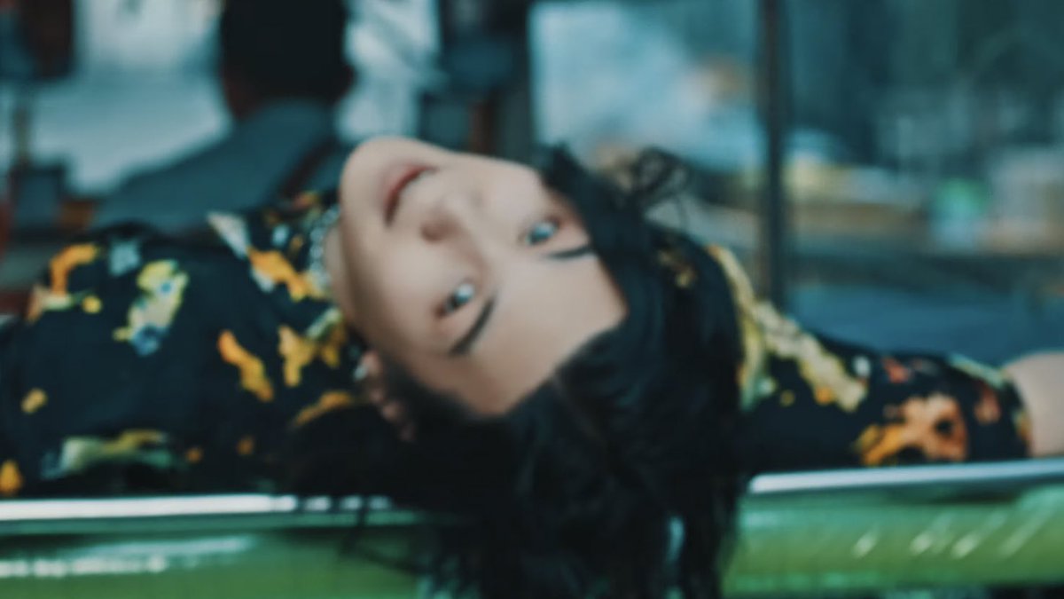 bangaritan's tweet photo. yoongi nos dio un MV de obra de arte 😭 https://t.co/U0CUx67gk5