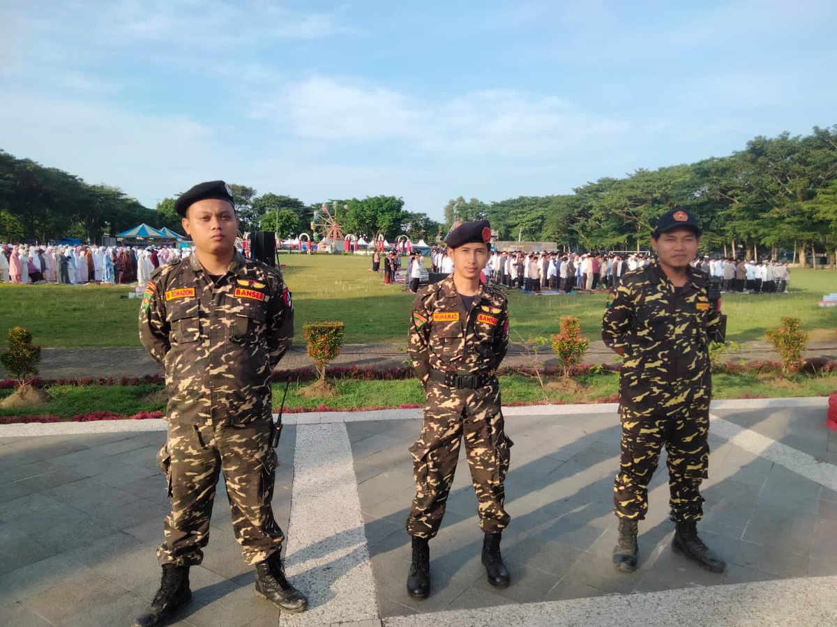 Official_Ansor's tweet photo. Alhamdulillah…
Pelaksanaan Sholat Ied saudara-saudara Muhammadiyah di halaman PKU Muhammadiyah Srueng, Lap. Karanganyar Kab. Kebumen berjalan lancar dan khusyuk. 

Sahabat Ansor dan Banser bersama Muspika dan Kokam di Kec. Srueng dan Karanganyar saling bahu-membahu mengatur lalu lintas di sekitar tempat pelaksanaan Sholat Ied. 

Kami dan kita semua semoga terus mengedepankan titik persamaan, tidak menonjolkan perbedaan, tetap istiqomah bersikap toleran di antara sesama.