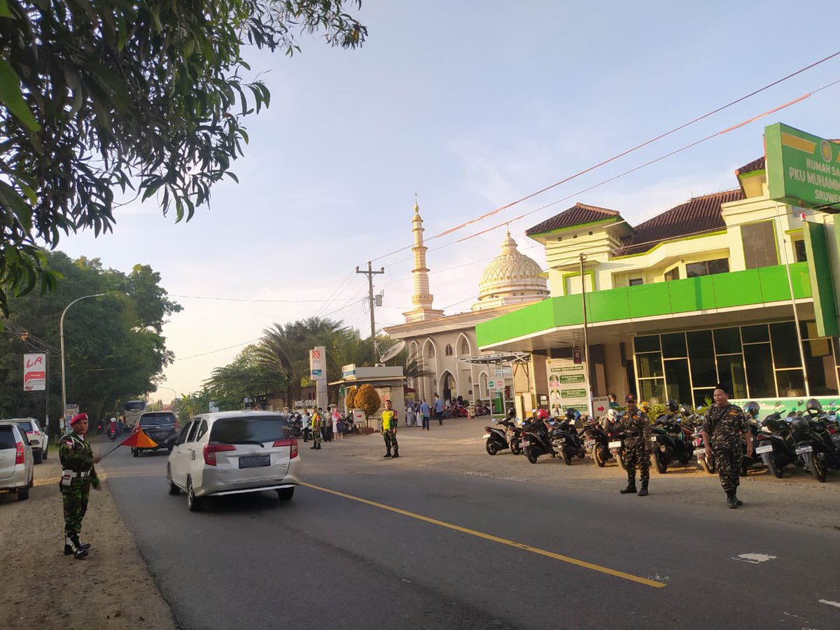 Official_Ansor's tweet photo. Alhamdulillah…
Pelaksanaan Sholat Ied saudara-saudara Muhammadiyah di halaman PKU Muhammadiyah Srueng, Lap. Karanganyar Kab. Kebumen berjalan lancar dan khusyuk. 

Sahabat Ansor dan Banser bersama Muspika dan Kokam di Kec. Srueng dan Karanganyar saling bahu-membahu mengatur lalu lintas di sekitar tempat pelaksanaan Sholat Ied. 

Kami dan kita semua semoga terus mengedepankan titik persamaan, tidak menonjolkan perbedaan, tetap istiqomah bersikap toleran di antara sesama.