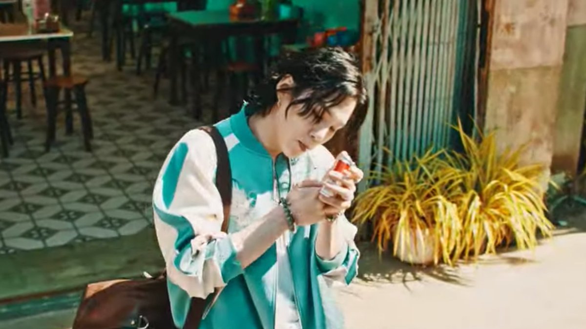 icedlatteyoongi's tweet photo. not trying to "romanticize" smoking but…… he looks so fucking hot https://t.co/0Efaz2ztpF