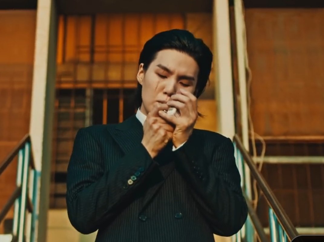 iluvyoonjin_'s tweet photo. MI OMEGA, EL HOMBRE DE MI VIDA, YOONGI FUMANDO ME HICISTE PERDER MI POCA CORDURA https://t.co/a7GYsdJ9mt