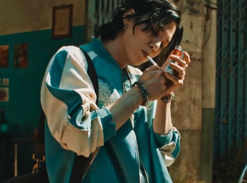 iluvyoonjin_'s tweet photo. MI OMEGA, EL HOMBRE DE MI VIDA, YOONGI FUMANDO ME HICISTE PERDER MI POCA CORDURA https://t.co/a7GYsdJ9mt