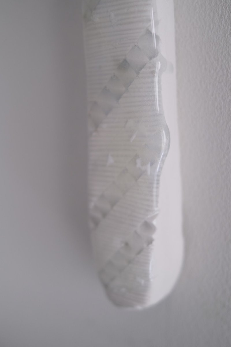 UUceramic's tweet image. porcelain object “private metamorphic rock   thread-001 ” 45×250×30mm 2023. ちょっと新しいかたち　
#uuceramicjewelry #porcelain #ceramic  #potter #jewelry #tiles #relief  #glass #sculpture #x100v