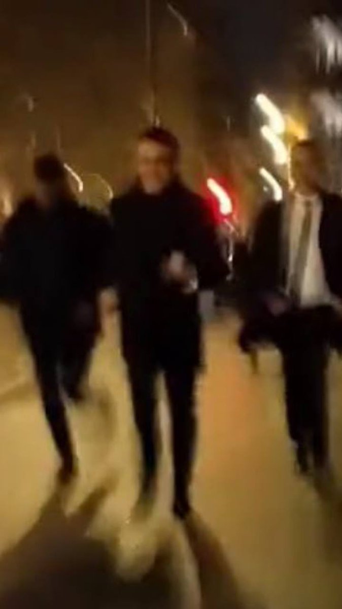 vl_plus's tweet photo. 🇫🇷Jour 4/100 : Emmanuel Macron aurait couru après son épouse Brigitte Macron pour la rattraper, entouré de ses gardes du corps, dans les rues de Paris.

Hallucinant…👀 https://t.co/zG2GvP0DLF