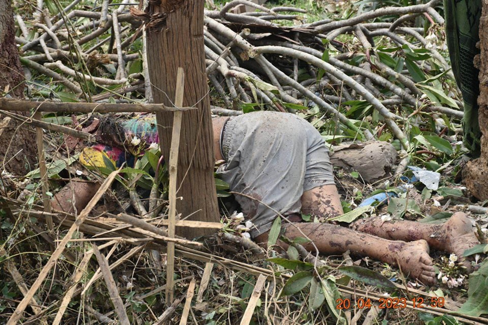 Khithitofficial's tweet photo. ထီလင်း ပအဖရုံးကို စစ်တပ်က ဗုံးကျဲ တိုက်ခိုက်ပြီးနောက် မြေပြင်မှ အင်အား အလုံးအရင်းဖြင့် စစ်ကြောင်းထိုးနေ
Read more->https://t.co/tOdf0TAqWu https://t.co/0aGvtHIA8S