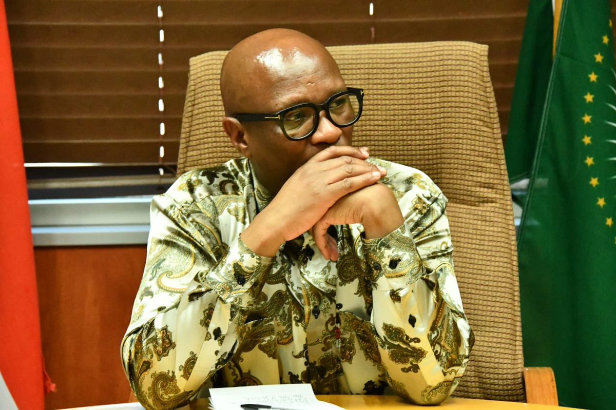 Cellular_jnr's tweet photo. Let's be honest... So far our Minister of Sport, Zizi Kodwa has just set in that chair for couple of weeks in the office yet we seeing more work and less condolences coming from him than the previous Minister of Sport. https://t.co/wQyeyF3IeY