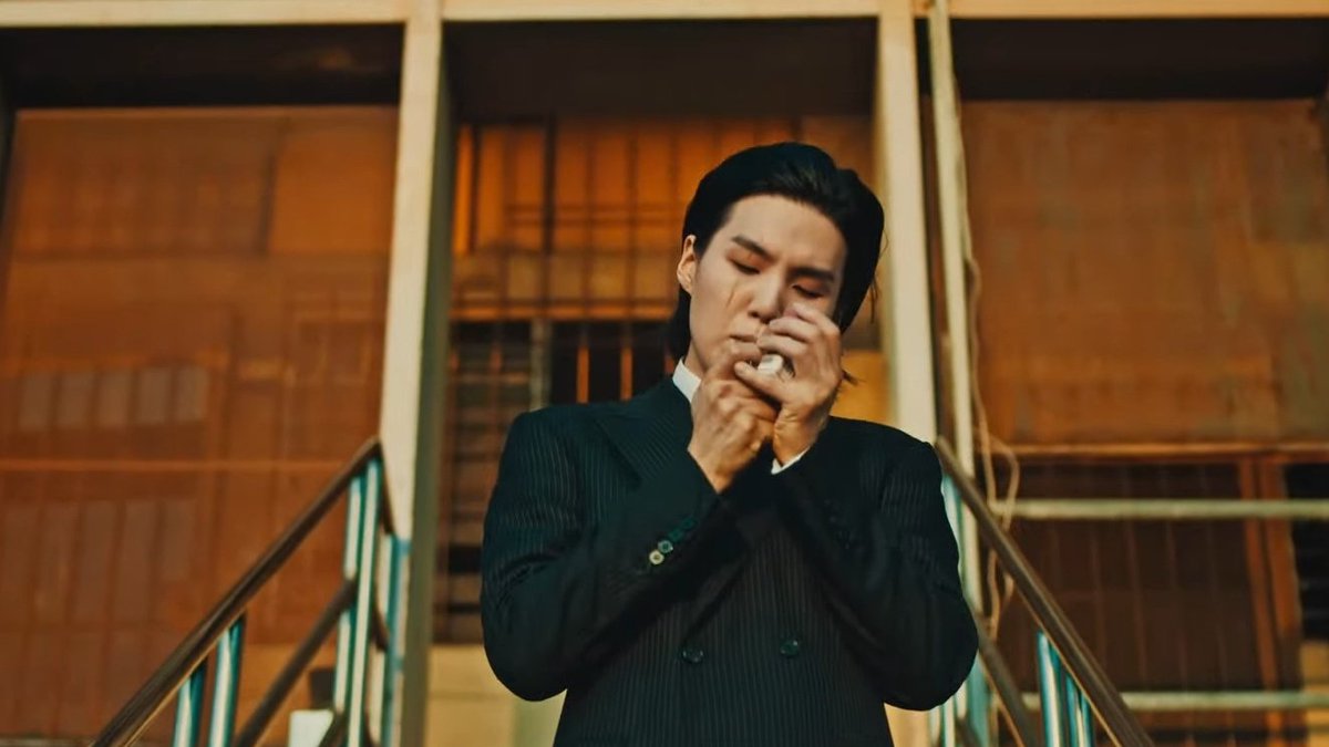 neturnjk's tweet photo. simplesmente tivemos min yoongi bandidao e min yoongi policial no MESMO MV https://t.co/ahOIqL6Hwp