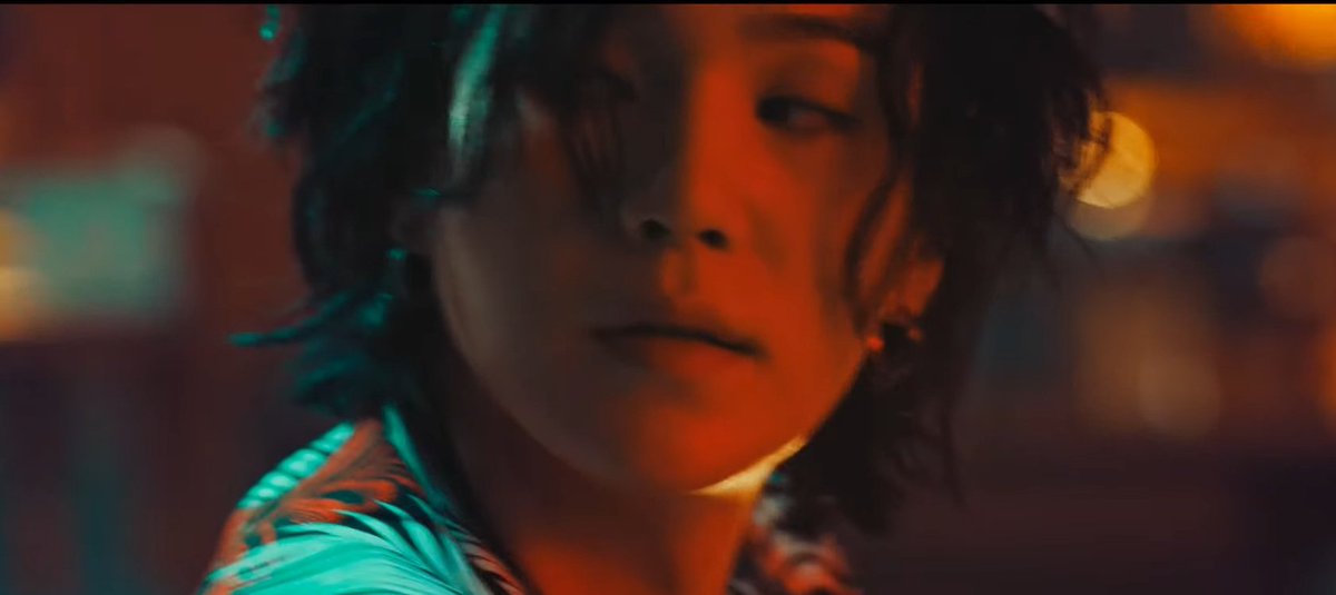 neturnjk's tweet photo. simplesmente tivemos min yoongi bandidao e min yoongi policial no MESMO MV https://t.co/ahOIqL6Hwp