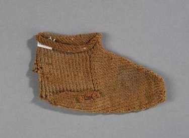 museumpix's tweet photo. An adorable late #Roman/early #Byzantine infant's #sock or #bootee (length 11,5 cm). 
Maid of wool, nalbinding technique (single needle looping).

Found in #Egypt, dating 4th/5th century AD https://t.co/WbnCrab8nb