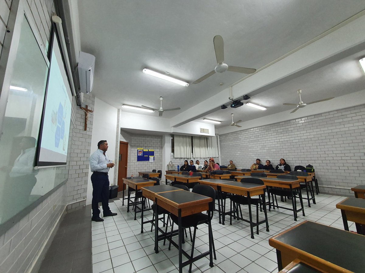 Sonya_Cano's tweet photo. Agradezco infinitamente al Lic. Ezequiel Gámez del ⚕️ Hospital Azura Cancún por habernos acompañado el día de hoy con la Charla de "Turismo Médico" 🩺 en la Universidad La Salle Cancún 

Compartiendo su experiencia con las nuevas generaciones. https://t.co/L7LqGOfn9r