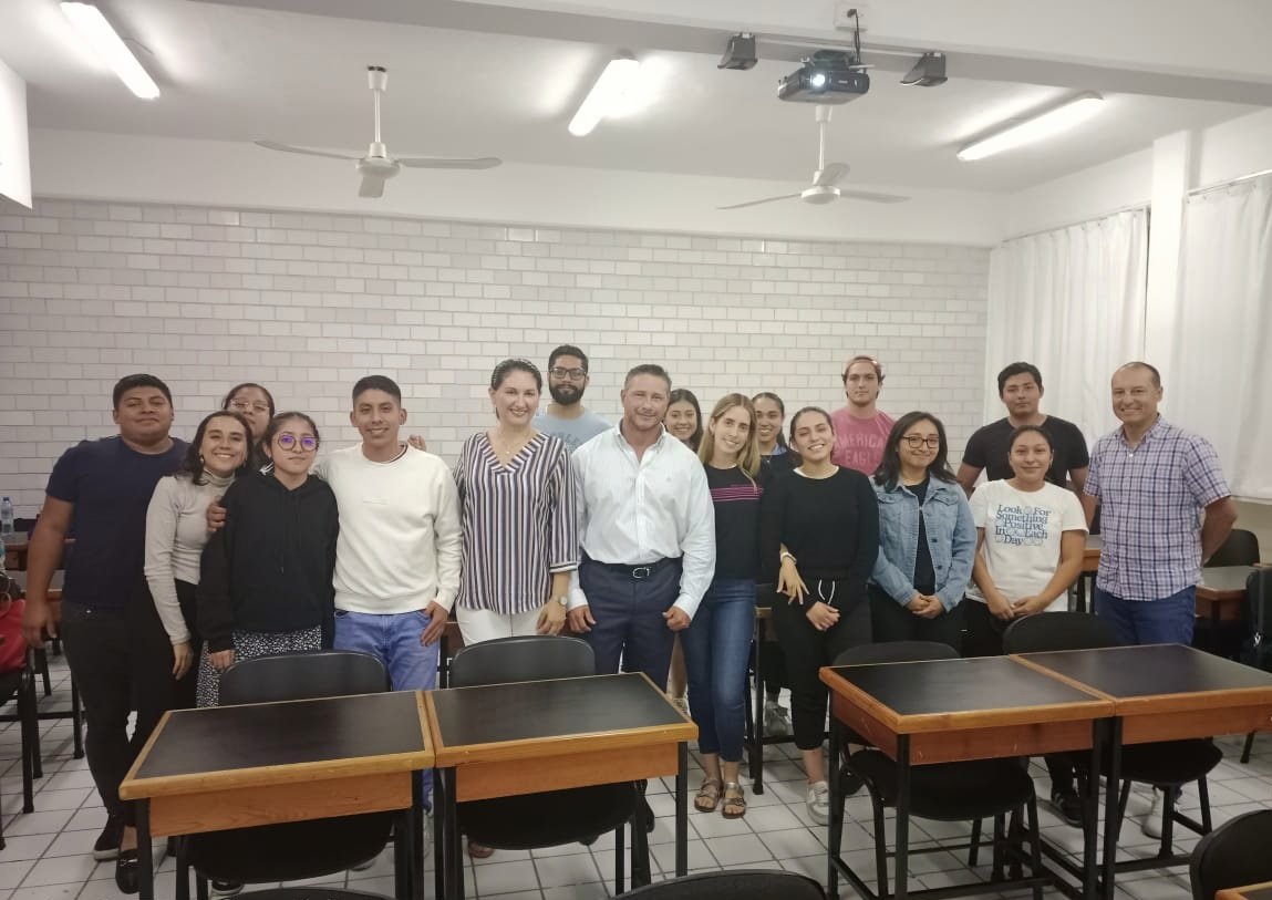 Sonya_Cano's tweet photo. Agradezco infinitamente al Lic. Ezequiel Gámez del ⚕️ Hospital Azura Cancún por habernos acompañado el día de hoy con la Charla de "Turismo Médico" 🩺 en la Universidad La Salle Cancún 

Compartiendo su experiencia con las nuevas generaciones. https://t.co/L7LqGOfn9r