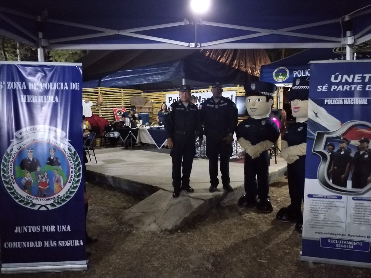 policiadepanama's tweet photo. #FeriaDeAzuero | Niños, niñas y adultos se divirtieron con polita y polito en el Stand de la Policía Nacional, se les brindó recomendaciones sobre seguridad, prevención y los requisitos para formar parte de la Institución. #SeguridadCiudadana https://t.co/CNcGZctCYe