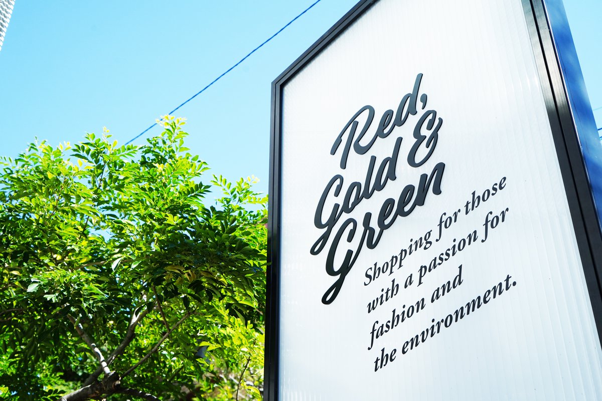 TheMistressFive's tweet photo. やっと落ち着いたのでみなさまにご報告です！ commons&amp;sense のコンセプトブティック 『Red, Gold &amp; Green 』のお客さまにお渡ししているフリーマガジンで連載をさせてもらうことになったんだ✨
ブティックでは、私たちのオリジナルグッズも販売中です。ぜひチェックしてね！
https://t.co/oFyTqFEFtj https://t.co/UiZ6KY9WXz