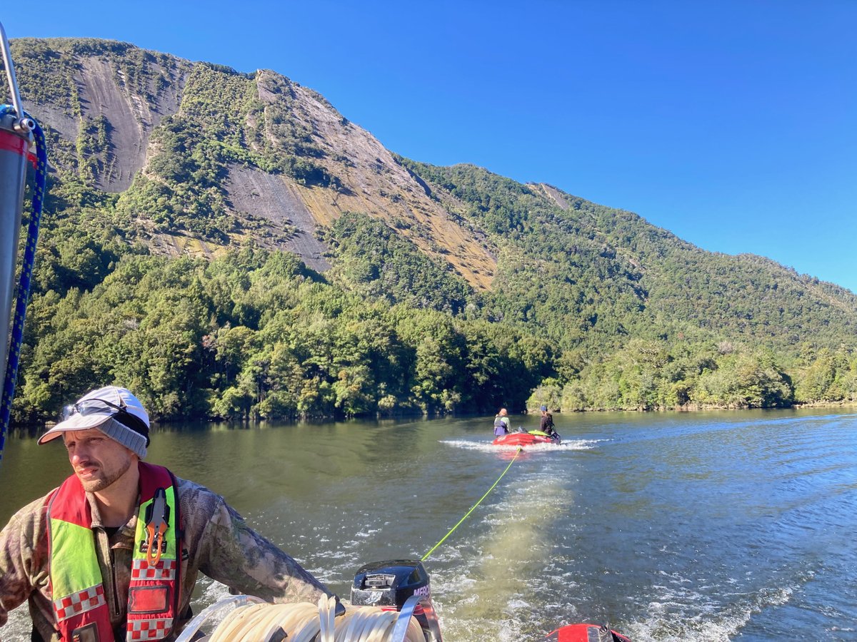 MountainGeomorp's tweet photo. How did the landscape respond to the 1929 Murchison Earthquake? A CHIRP survey shows that the lake now has a maximum depth of only 8 m. Photos show the rockslide that dams the lake, reactivated by seismic shaking in 1929, coring Lake Matiri using a mini Mackereth corer. https://t.co/Z2Td11DFN9
